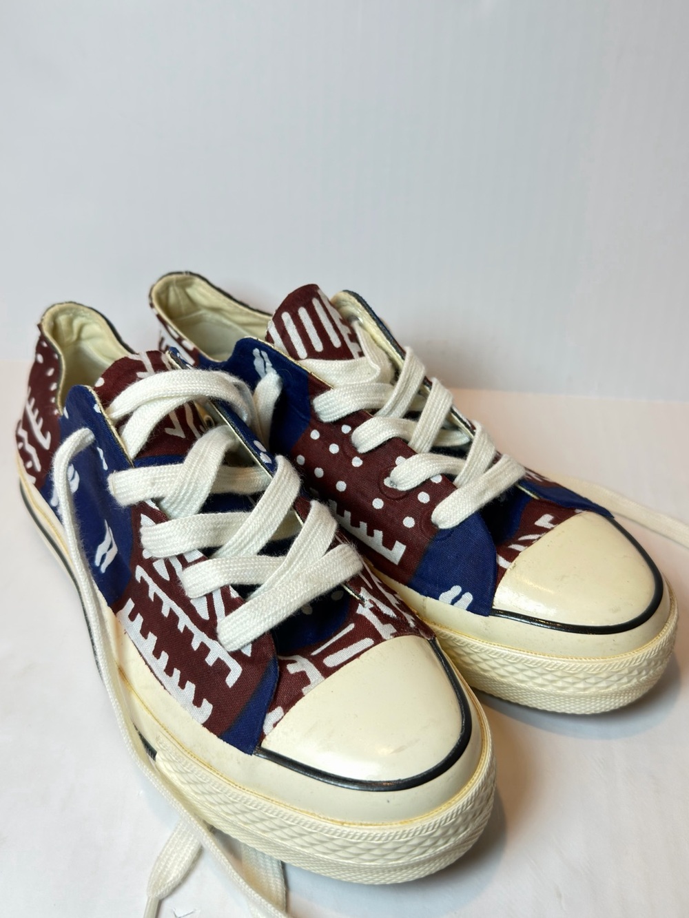 Converse Low-Top Sneakers in Navy and Burgundy